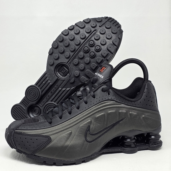 Nike Shox R4 GS Triple Black Shoes Youth Size 6Y Womens Size 7.5 CW2626-003 New - Picture 1 of 10
